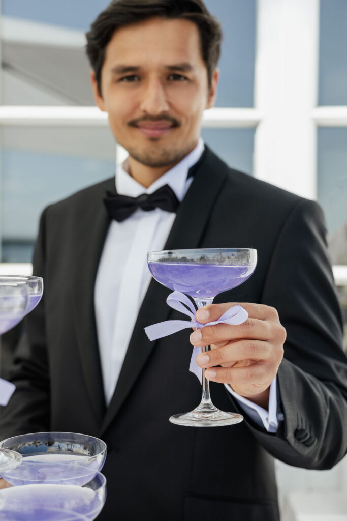 Trauzeuge hebt Glas mit Braut und Bräutigam, exklusive Hochzeitsplanung Sophia von Aspern, von Aspern Weddings, Hamburg, Niedersachsen, Bremen.