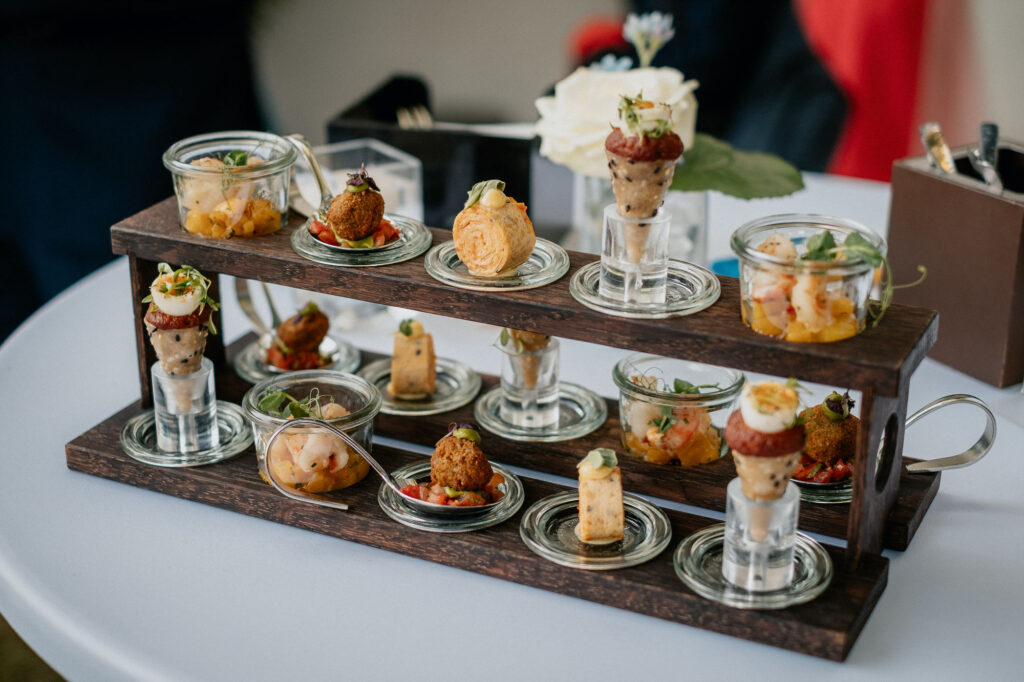 Exklusives Fine Dining zur Hochzeit in der Villa im Heine Park in Hamburg, fotografiert von Kevin Kurek im Auftrag von Aspern Weddings.