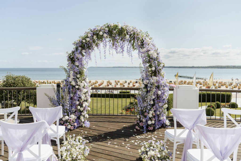 Detailaufnahme vom großen Traubogen mit Blumenarrangements bei der Trauung im Atlantic Hotel Travemünde, Hochzeitsplanung Sophia von Aspern, von Aspern Weddings, Hamburg, Schleswig-Holstein, Bremen.