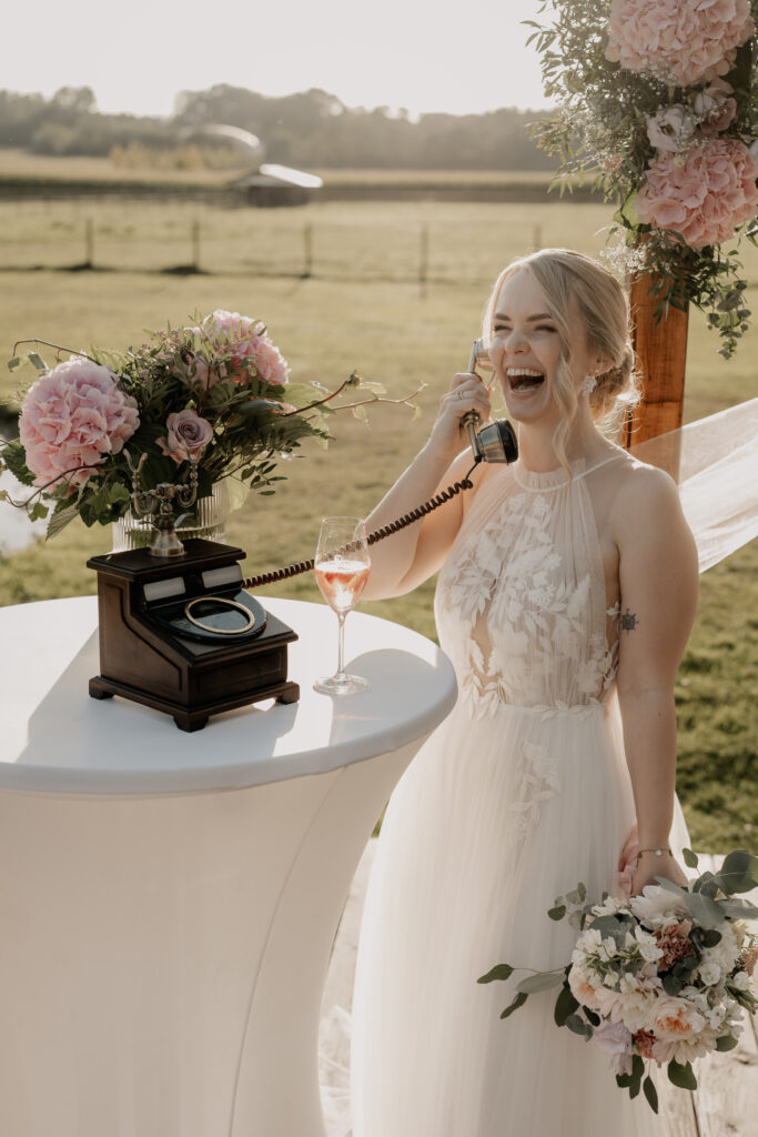 Braut und Gäste nutzen gemeinsam das Videogäste-Telefon – Hochzeit in Niedersachsen, von Aspern Weddings.