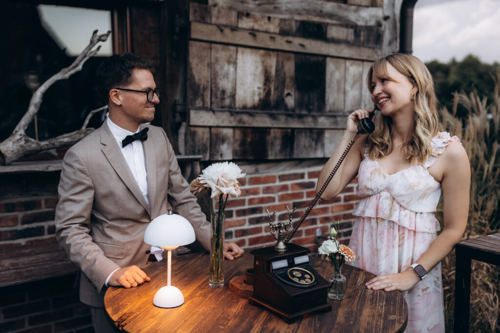 Brautpaar spricht persönliche Videobotschaft ins Videogästebuch – Hochzeit an der Ostsee, von Aspern Weddings.