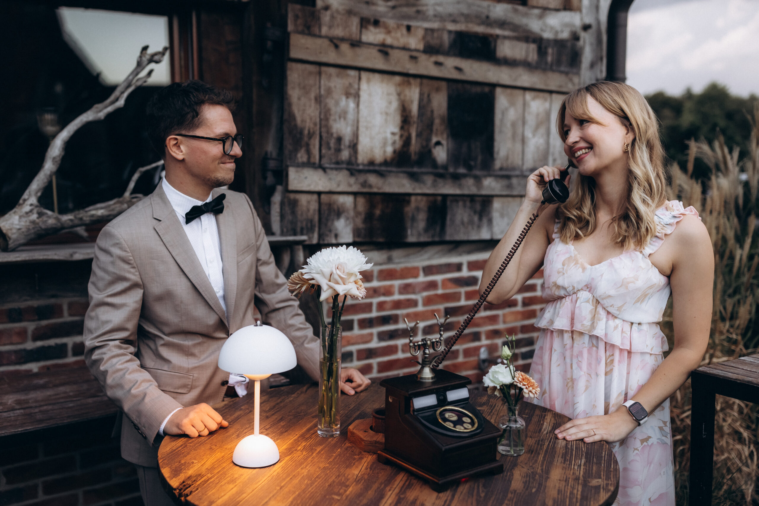 Brautpaar spricht persönliche Videobotschaft ins Videogästebuch – Hochzeit an der Ostsee, von Aspern Weddings.