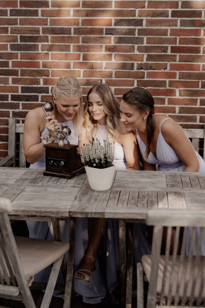 Lachende Gäste beim Videogästebuch auf der Hochzeit – festgehalten von Aspern Weddings, Bremen.