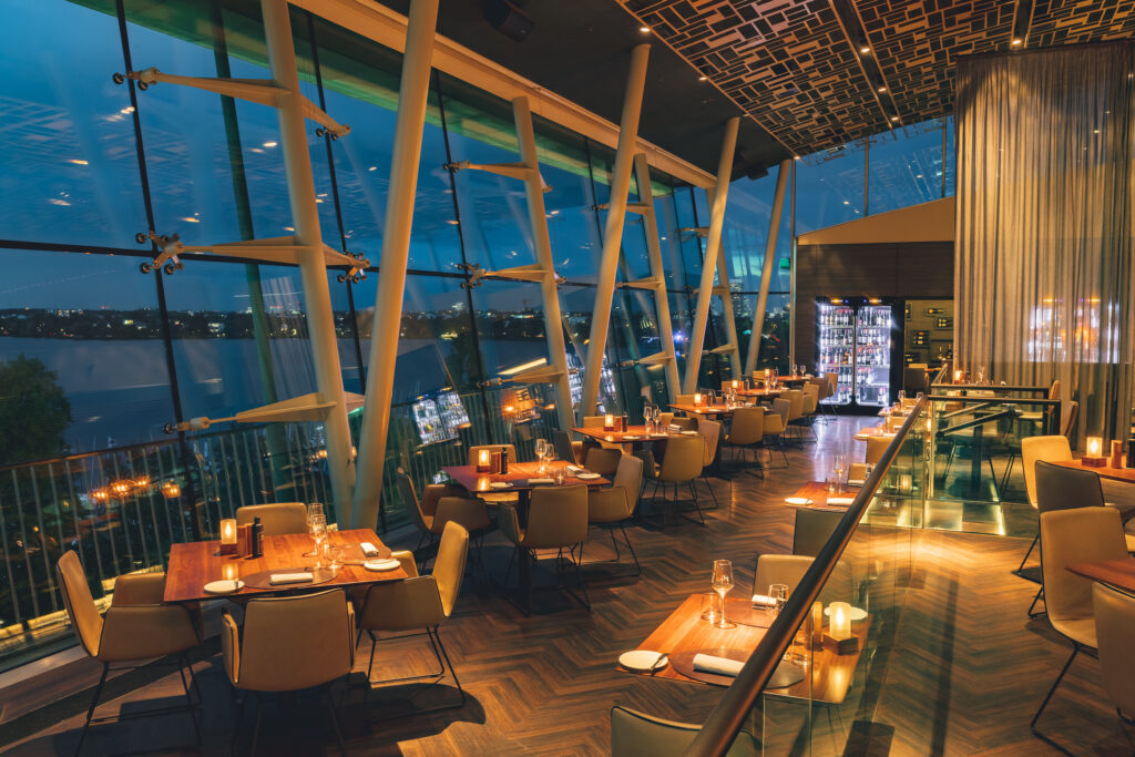 Außenansicht des Heritage Hamburg Hotels als exklusive Hochzeitslocation: elegante Architektur, große Fensterfronten und ein moderner, klarer Stil, der perfekt zu stilvollen Stadthochzeiten passt. Das Hotel bietet einen hochwertigen Rahmen für Feiern in zentraler Hamburger Lage und vermittelt urbanen Charme mit eleganter Note. Sophia von Aspern, Hochzeitsplanung, von Aspern Weddings, Hamburg, Bremen, Hannover, Niedersachsen.