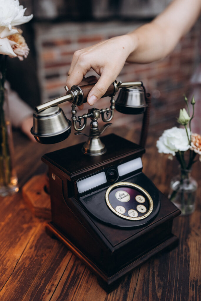 Videogäste-Telefon mit integrierter Fotobox bei Hochzeit – von Aspern Weddings, Lüneburg & Hamburg.