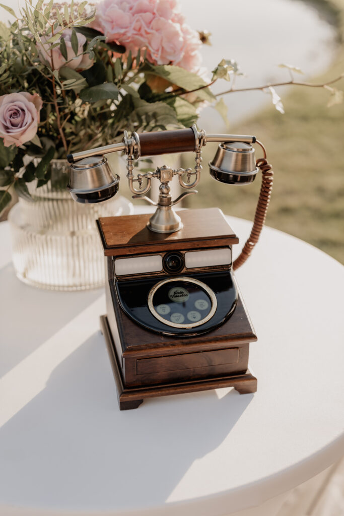 Videotelefon im Einsatz auf der Hochzeitsfeier – von Aspern Weddings, Lüneburg & Hamburg.