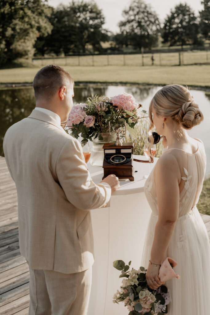 Braut und Gäste nehmen Videobotschaften mit dem Videogäste-Telefon auf – Hochzeit in Norddeutschland.