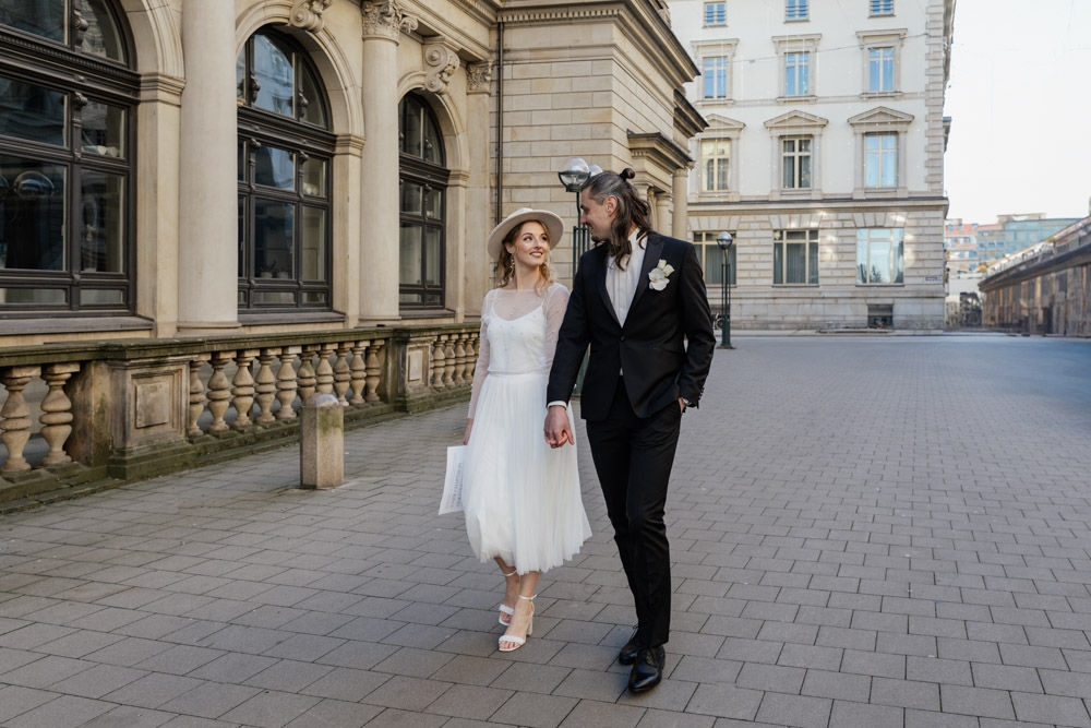 Brautpaar in der Hamburger Innenstadt nach standesamtlicher Trauung, emotionale Hochzeitsmomente zwischen urbaner Architektur und historischer Kulisse. Stilvolle Hochzeitslocation in Hamburg für eine intime Zeremonie, begleitet durch professionelle Hochzeitsplanung von Sophia von Aspern. Authentische Reportage einer standesamtlichen Trauung, umgesetzt von von Aspern Weddings.