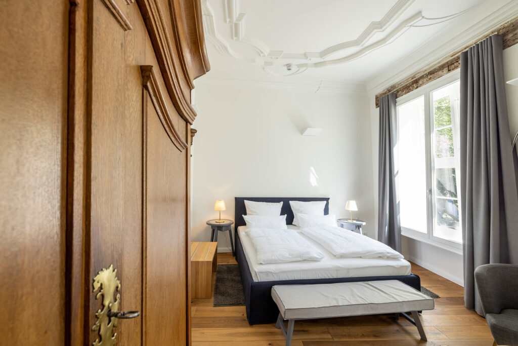 Helles Deluxe Doppelzimmer im Wyndberghotel Lüneburg als stilvoller Getting ready Raum für das Brautpaar, mit eleganter Einrichtung, viel Tageslicht und ruhiger Atmosphäre für entspannte Hochzeitsvorbereitungen. Ideal für hochwertige Hochzeitsplanung mit Sophia von Aspern und von Aspern Weddings, perfekt gelegen für Hochzeiten in Hamburg, Bremen, Hannover und Niedersachsen.