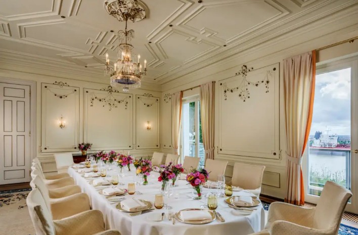 Französisches Zimmer als stilvoller Raum für eine Hochzeit im Louis C. Jacob, elegante Hochzeitslocation in Hamburg Blankenese mit klassischem Charme und Blick auf die Elbe, intime Atmosphäre für hochwertige Feiern, durchdachte Hochzeitsplanung mit Liebe zum Detail von Sophia von Aspern, umgesetzt von von Aspern Weddings für Paare aus Hamburg, Bremen, Hannover und Niedersachsen.
