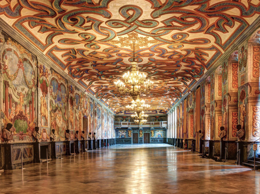 Galerie Herrenhausen Hochzeitslocation in Hannover nahe der Südstadt, elegante Räumlichkeiten der Herrenhäuser Gärten für eine stilvolle Hochzeit mit exklusivem Ambiente, hochwertige Hochzeitsplanung in Hannover, Niedersachsen und Norddeutschland, umgesetzt von Sophia von Aspern, von Aspern Weddings, für anspruchsvolle Paare aus Hannover, Hamburg und Bremen