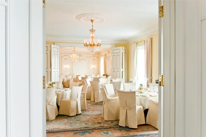 Heiraten im Louis C. Jacob in Hamburg Blankenese, exklusive Hochzeitslocation in direkter Elbnähe mit Blick auf den Fluss, elegantes Ambiente und zeitlose Architektur für stilvolle Hochzeiten, hochwertige Hochzeitsplanung durch Sophia von Aspern für Paare aus Hamburg, Bremen, Hannover und Niedersachsen, umgesetzt mit viel Feingefühl von von Aspern Weddings.