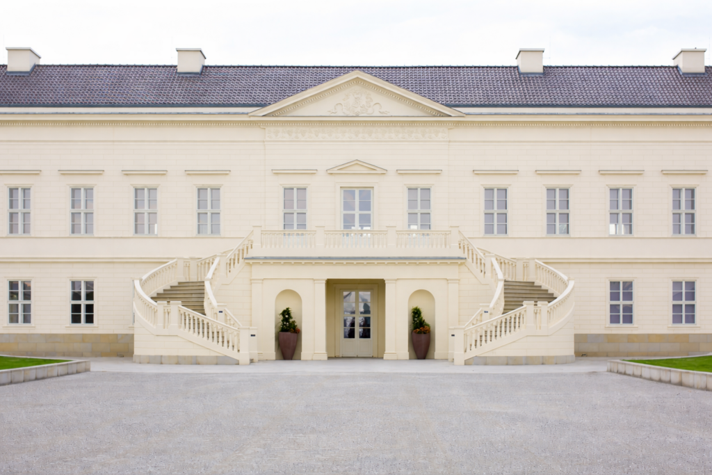 Schloss Herrenhausen als exklusive Hochzeitslocation in Hannover nahe der Südstadt, historische Schlossfassade der Herrenhäuser Gärten für eine elegante Hochzeit mit Schlossflair, stilvolles Heiraten im Schloss in Niedersachsen, hochwertige Hochzeitsplanung für anspruchsvolle Paare aus Hannover, Hamburg und Bremen, begleitet von Sophia von Aspern, von Aspern Weddings