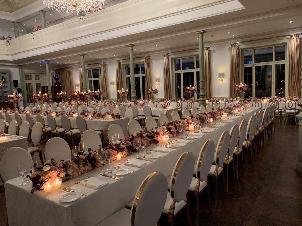 Elegante Hochzeitsfeier im Süllberg Hamburg, exklusive Eventlocation in Hamburg Blankenese mit Blick auf die Elbe, stilvoll gedeckte Tafeln, festliche Atmosphäre und hochwertiges Ambiente für anspruchsvolle Hochzeitsplanung in Hamburg, Bremen, Hannover und Niedersachsen, ideal für Paare, die mit von Aspern Weddings eine besondere Hochzeit mit Elbblick realisieren möchten.
