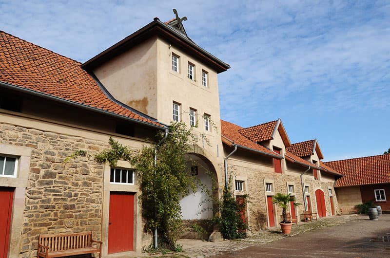 Torhaus im Rittergut Remeringhausen als besondere Hochzeitslocation nahe Hannover in Niedersachsen, historisches Gebäude mit stilvollem Ambiente für eine exklusive Hochzeit, hochwertige Hochzeitsplanung in Hannover, Hamburg und Bremen, umgesetzt von Sophia von Aspern, von Aspern Weddings für anspruchsvolle Paare
