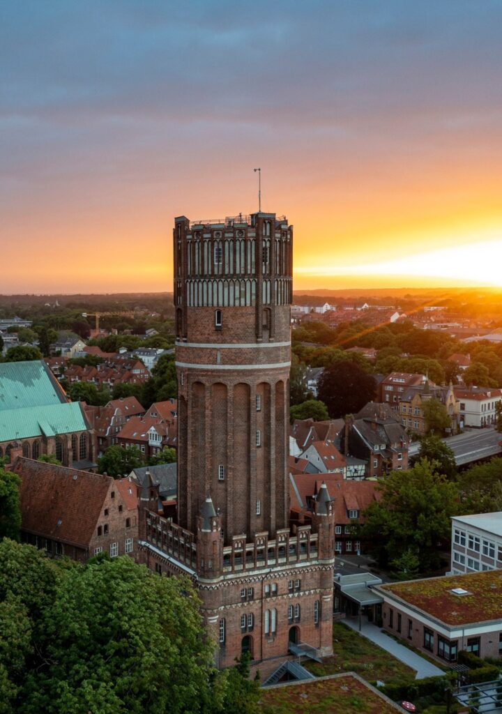 Standesamtliche Trauung im historischen Wasserturm Lüneburg mit beeindruckender Architektur und Blick über die Innenstadt, besondere Atmosphäre für eine urbane Hochzeit. Heiraten im Wasserturm in zentraler Lage, stilvoll und außergewöhnlich umgesetzt mit Hochzeitsplanung von Sophia von Aspern, von Aspern Weddings für Paare aus Hamburg, Bremen, Hannover und Niedersachsen.