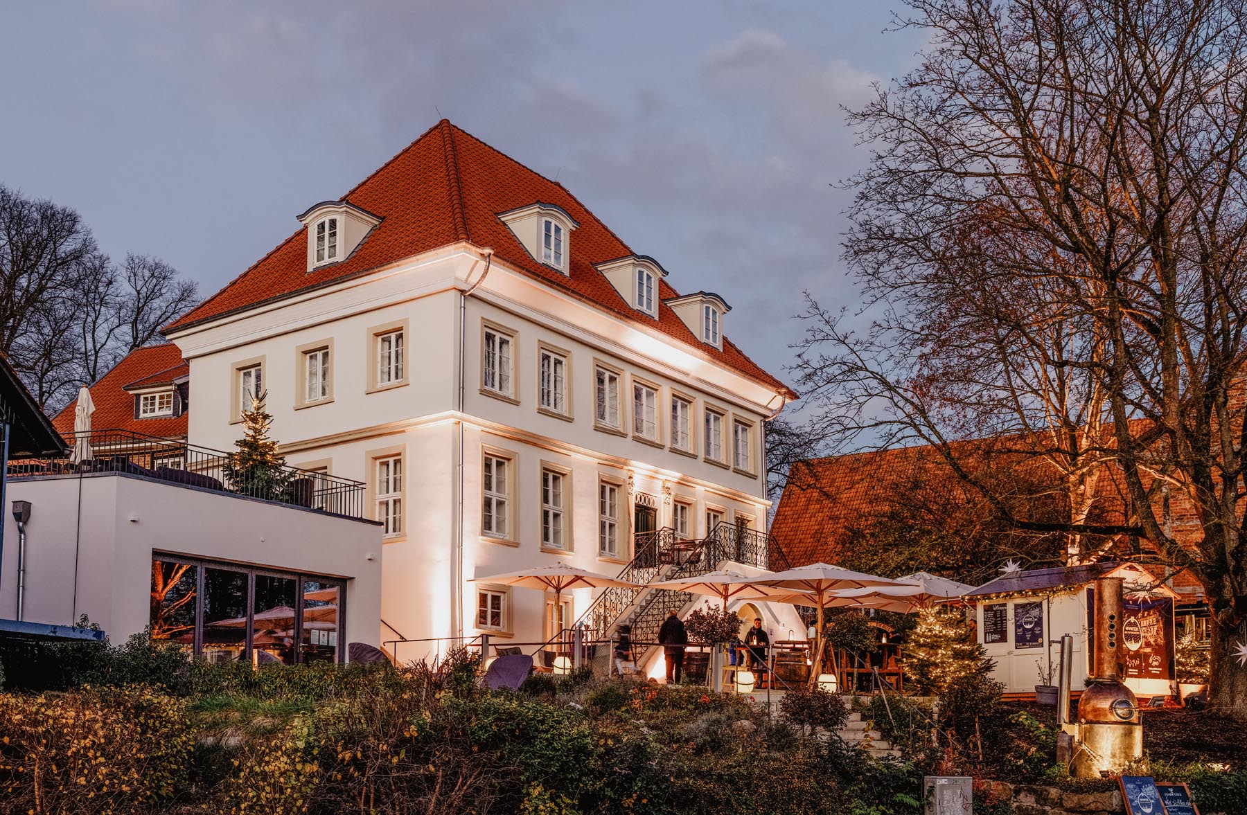 Elegante Hochzeitslocation im Wyndberghotel Lüneburg in zentraler Innenstadtlage mit stilvoll gedeckten Tischen, modernem Hotelambiente und urbanem Flair, ideal für exklusive Hochzeitsplanung mit von Aspern Weddings. Hochzeitsfeier im Hotel mit kurzen Wegen für Gäste, hochwertiger Atmosphäre und professioneller Umsetzung durch Sophia von Aspern, Hochzeitsplanung für Paare aus Hamburg, Bremen, Hannover und Niedersachsen.
