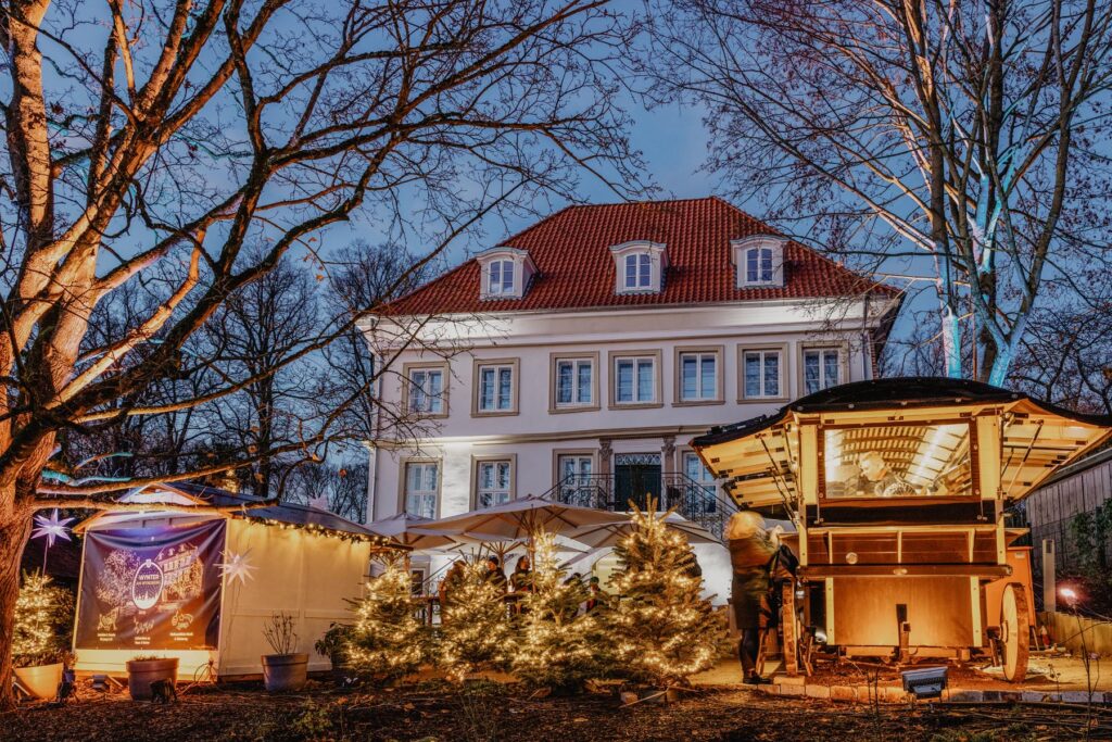 Winterlicher Weihnachtsmarkt „Wynter am Wyndberghotel“ direkt am Wyndberghotel in Lüneburg mit Lichtern, festlicher Dekoration und gemütlicher Atmosphäre, ideal als Kulisse für Winterhochzeiten. Stimmungsvolle Inspiration für Hochzeitsplanung in der Innenstadt, perfekt für elegante Feiern mit Sophia von Aspern, Hochzeitsplanung für Hamburg, Bremen, Hannover, Niedersachsen und von Aspern Weddings.