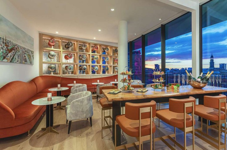 Eleganter Blickfang in der VIP Lounge im The Westin Hotel HafenCity Hamburg mit moderner Architektur, bodentiefen Fenstern und exklusiver Atmosphäre, stilvolle Hochzeitslocation in Hamburg für hochwertige Feiern, Hochzeitsplanung in Hamburg, Bremen, Hannover und Niedersachsen, begleitet von Sophia von Aspern, von Aspern Weddings.