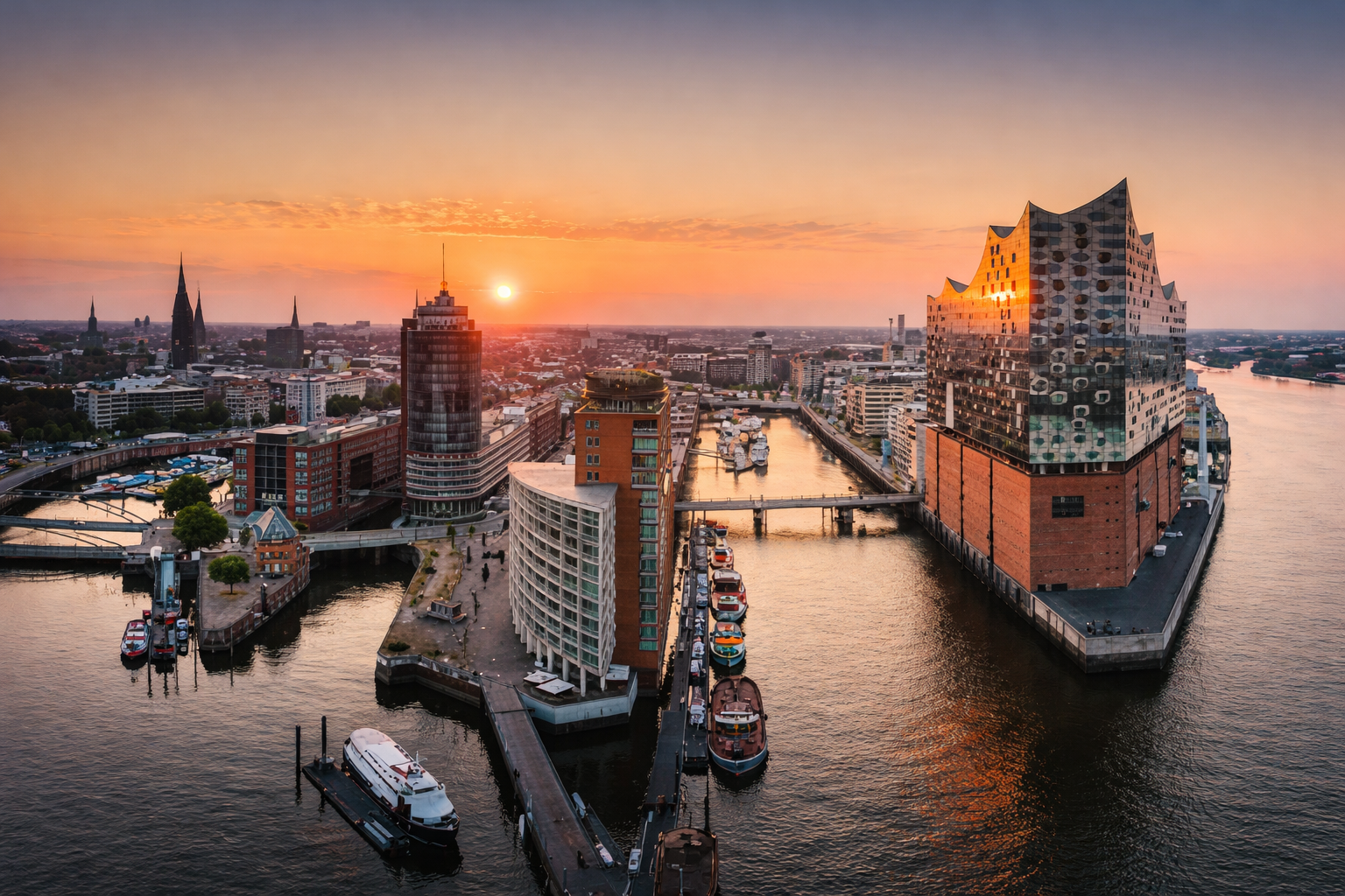 Luftaufnahme der Hamburger HafenCity von oben mit Elbphilharmonie, moderner Architektur und Wasserblick, exklusive Hochzeitslocations in der HafenCity für stilvolle Feiern, Hochzeitsplanung in Hamburg, Hannover, Bremen und Niedersachsen, begleitet von Sophia von Aspern von von Aspern Weddings.