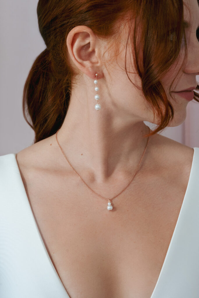 Perlen Accessoires Annouk von Sternenauge als eleganter Brautschmuck für stilbewusste Bräute aus ganz Deutschland. Zarte Perlen verleihen dem Look eine zeitlose Raffinesse und unterstreichen eine hochwertige Hochzeitsplanung in Hamburg, Bremen, Hannover und Niedersachsen, begleitet von Sophia von Aspern von von Aspern Weddings.