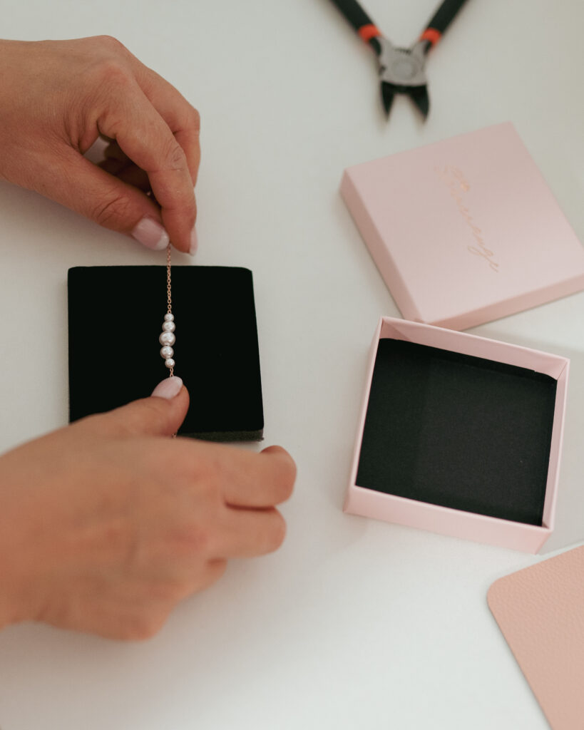 Schmuckverpackung von Sternenauge mit Liebe zum Detail für hochwertigen Brautschmuck aus Deutschland, stilvoll abgestimmt auf das Hochzeitskleid. Edle Präsentation und feine Verarbeitung als Teil einer durchdachten Hochzeitsplanung in Hamburg, Bremen, Hannover und Niedersachsen, begleitet von Sophia von Aspern von von Aspern Weddings.