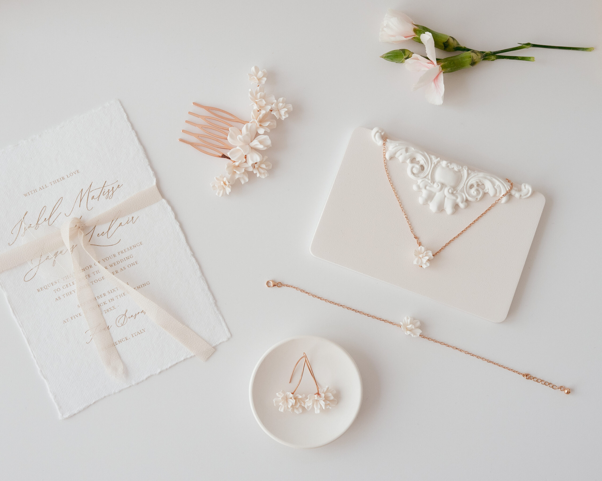 Sternenauge Brautschmuck VALERIA mit Kette, Ohrringen und weiterem handgefertigtem Brautschmuck aus Deutschland. Filigrane Details und hochwertige Verarbeitung für eine elegante Braut, perfekt eingebunden in eine exklusive Hochzeitsplanung in Hamburg, Bremen, Hannover und Niedersachsen durch Sophia von Aspern von von Aspern Weddings.