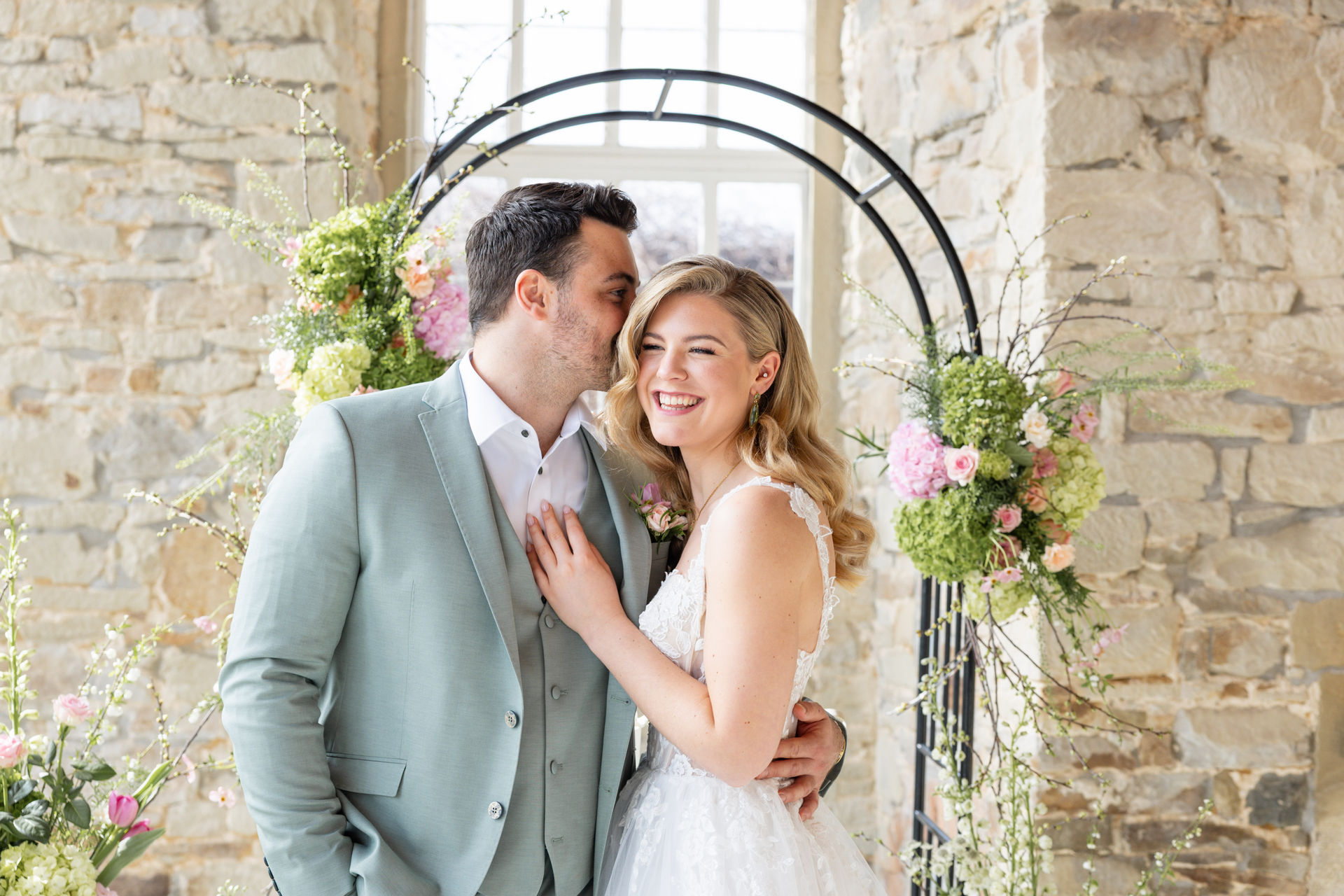 Brautpaar zwischen Traubogen in einem floralen Setting bei einer stilvollen freien Trauung, inspiriert für exklusive Hochzeitsplanung in Hamburg, Bremen, Hannover und Niedersachsen von Aspern Weddings Sophia von Aspern.