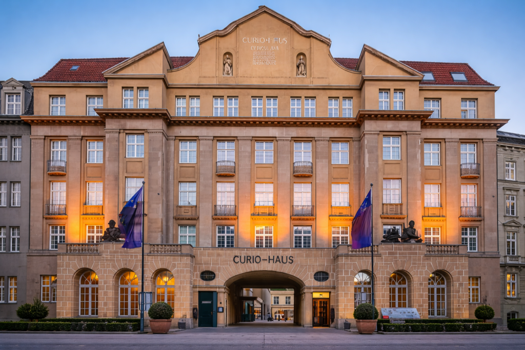 Außenansicht des Curio Haus in Hamburg Winterhude, historische Hochzeitslocation mit klassischer Architektur für stilvolle Hochzeitsplanung von Sophia von Aspern in Hamburg, Bremen, Hannover und Niedersachsen.