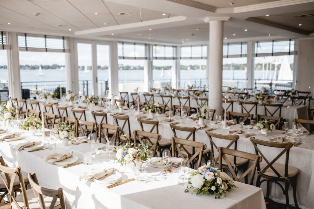 Eleganter Saal in der Hochzeitslocation An der Alster by Gerresheim mit Blick auf die Alster in Hamburg, stilvolle Eventlocation für exklusive Hochzeitsplanung von Sophia von Aspern in Hamburg, Bremen, Hannover und Niedersachsen.