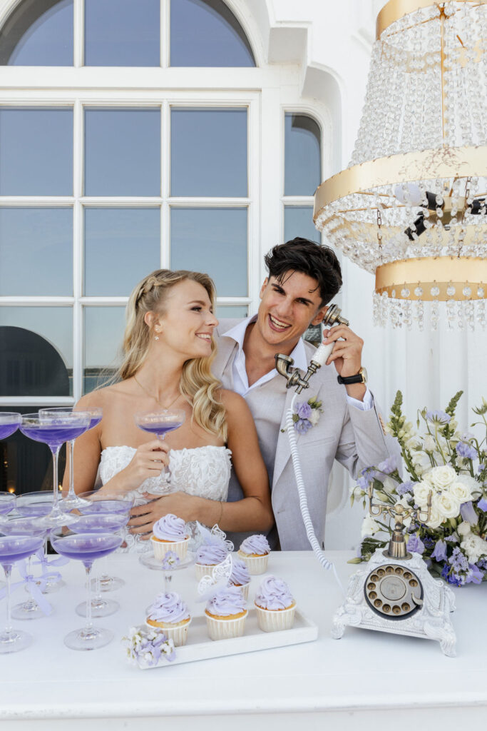 Bräutigam spricht während der Hochzeitsfeier in ein Audiogästebuch und nimmt eine persönliche Nachricht auf. Das nostalgische Telefon dient als kreative Unterhaltung für Hochzeitsgäste und sammelt emotionale Glückwünsche sowie spontane Botschaften für das Brautpaar. Unterhaltungsidee für Hochzeiten im Rahmen moderner Hochzeitsplanung in Norddeutschland mit Bezug zu Hamburg, Hannover, Bremen und Niedersachsen. Sophia von Aspern, Hochzeitsplanung, von Aspern Weddings.