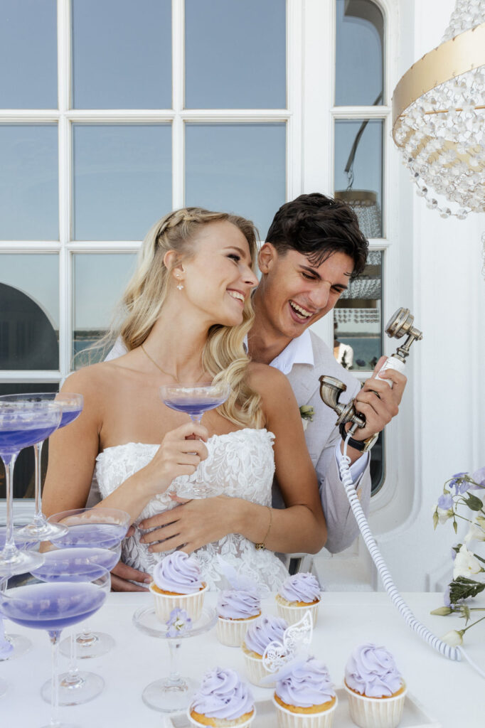 Brautpaar nutzt auf der Hochzeitsfeier gemeinsam ein Audiogästebuch und hört sich die aufgenommenen Glückwünsche und Botschaften der Hochzeitsgäste an. Das nostalgische Telefon ist eine besondere Unterhaltung für Hochzeitsgäste und hält emotionale Erinnerungen und Stimmen der Feier fest. Inspiration für Hochzeitsplanung in Norddeutschland mit Bezug zu Hamburg, Hannover, Bremen und Niedersachsen. Sophia von Aspern, von Aspern Weddings.