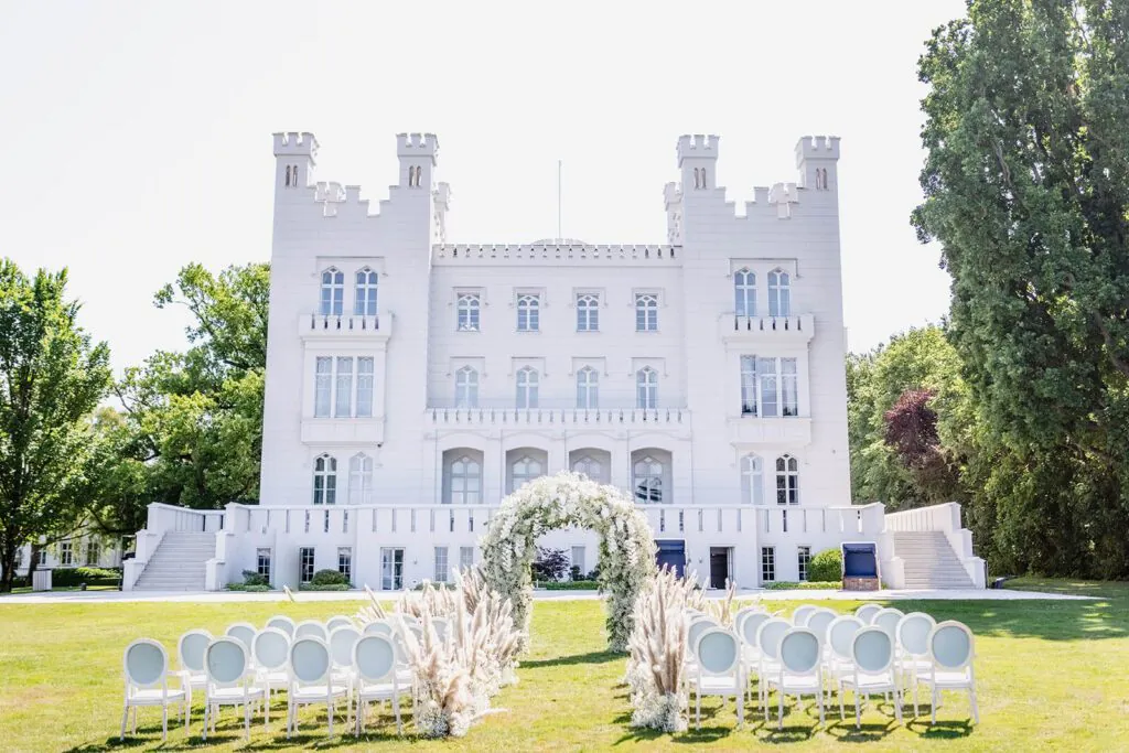 Elegantes Grand Hotel Heiligendamm als exklusive Hochzeitslocation mit Destinationfeeling an der Ostsee, ideal für eine stilvolle Hochzeit in Norddeutschland und inspirierend für Paare aus Hamburg, Bremen, Hannover und Niedersachsen auf der Suche nach besonderer Hochzeitsplanung.
