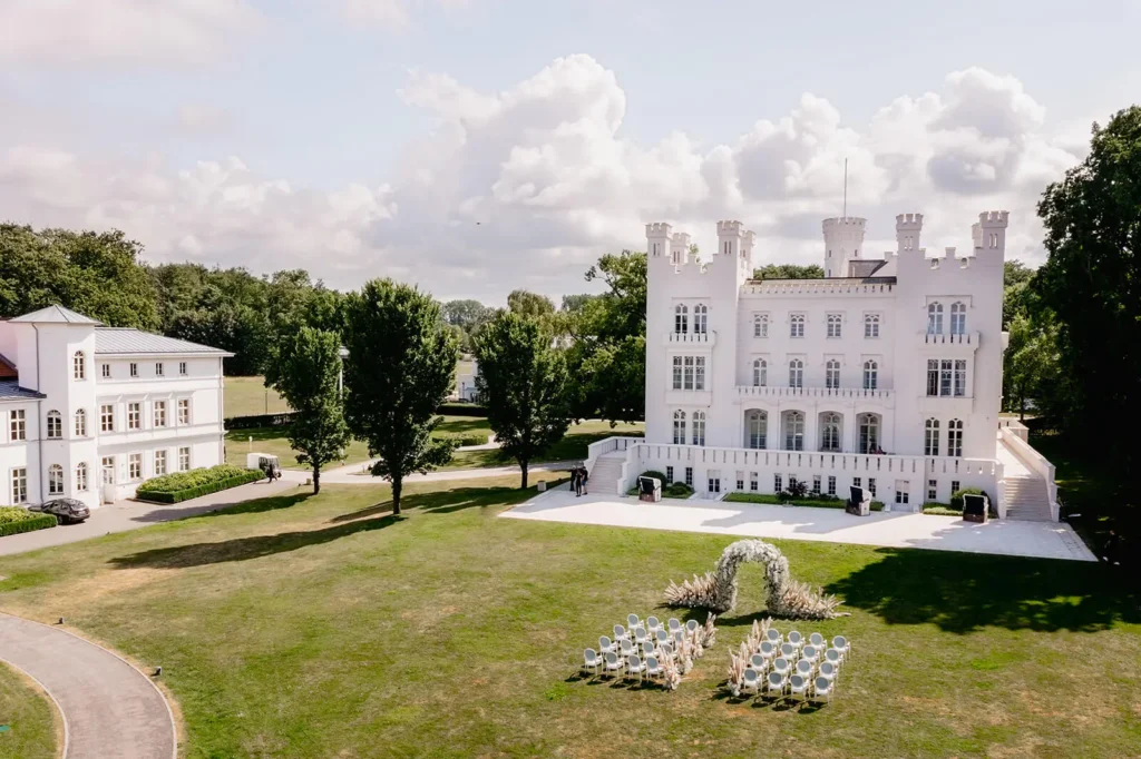 Exklusive Hochzeitslocation Grand Hotel Heiligendamm nahe der Elbe mit freier Trauung unter freiem Himmel und stilvoller Outdoorhochzeit mit Destinationweddingfeeling, perfekt für anspruchsvolle Hochzeitsplanung in Hamburg, Bremen, Hannover und ganz Niedersachsen von Aspern Weddings Sophia von Aspern.