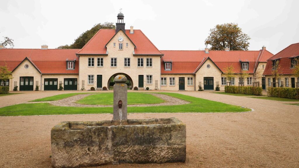 Weitläufiges Gut Immenhof als exklusive Hochzeitslocation in Norddeutschland mit echtem Destinationfeeling nahe der Ostsee. Historische Backsteingebäude, stilvolle Eventräume und grüne Parkanlagen bieten den perfekten Rahmen für eine hochwertige Hochzeitsplanung in Hamburg, Bremen, Hannover und ganz Niedersachsen. Von Aspern Weddings begleitet hier anspruchsvolle Paare bei der Umsetzung individueller Konzepte mit Wow Effekt. Sophia von Aspern schafft unvergessliche Hochzeiten mit besonderer Atmosphäre zwischen Natur, Eleganz und moderner Inszenierung.