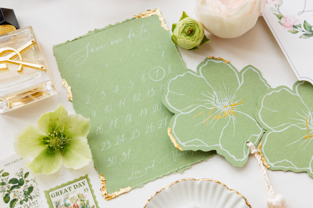 Detailaufnahme von Hochzeitspapeterie mit goldenen Akzenten, feine Materialien und modernes Design für eine hochwertige Hochzeitsplanung in Hamburg, Bremen, Hannover und Niedersachsen von Sophia von Aspern von Aspern Weddings