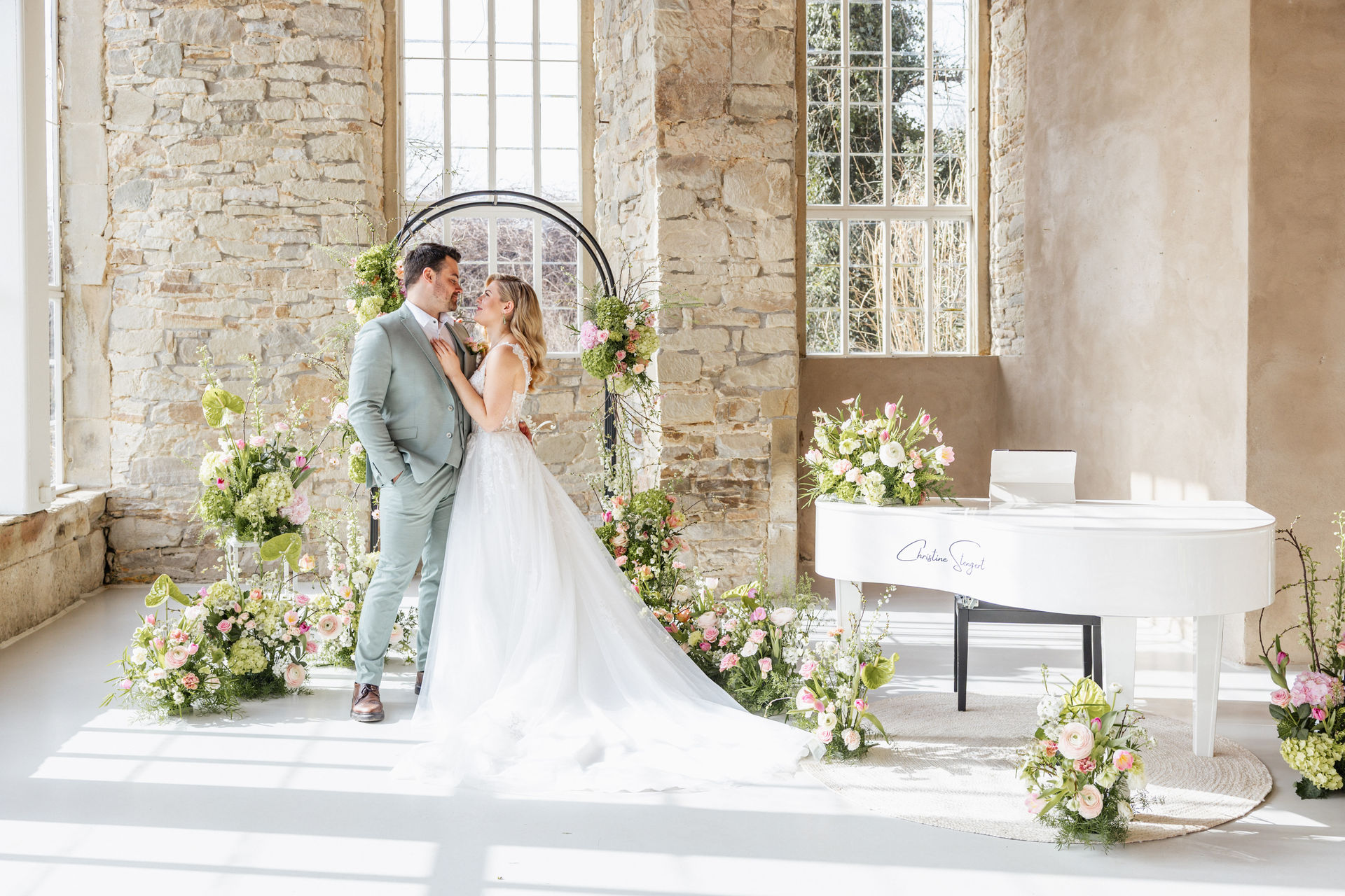 Florales Trauungssetup mit Brautpaar in der Hochzeitslocation Orangerie Gut Ostenwalde mit stilvollem Destination Wedding Flair, inspiriert für exklusive Hochzeitsplanung in Hamburg, Bremen, Hannover und Niedersachsen von Aspern Weddings Sophia von Aspern.