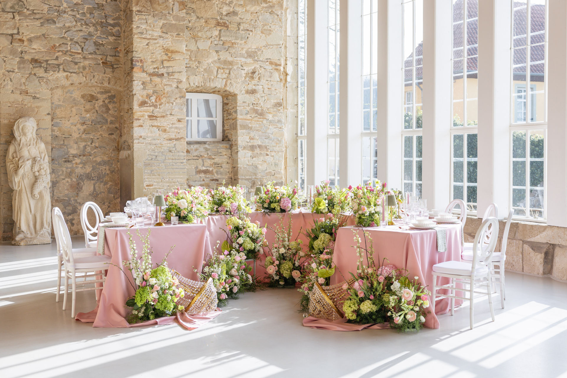 Moderne florale Tischdekoration in der Hochzeitslocation Orangerie Ostenwalde mit stilvollem Destinationflair in Niedersachsen, inspiriert für exklusive Hochzeitsplanung in Hamburg, Hannover, Bremen und Lüneburg von Aspern Weddings Sophia von Aspern.