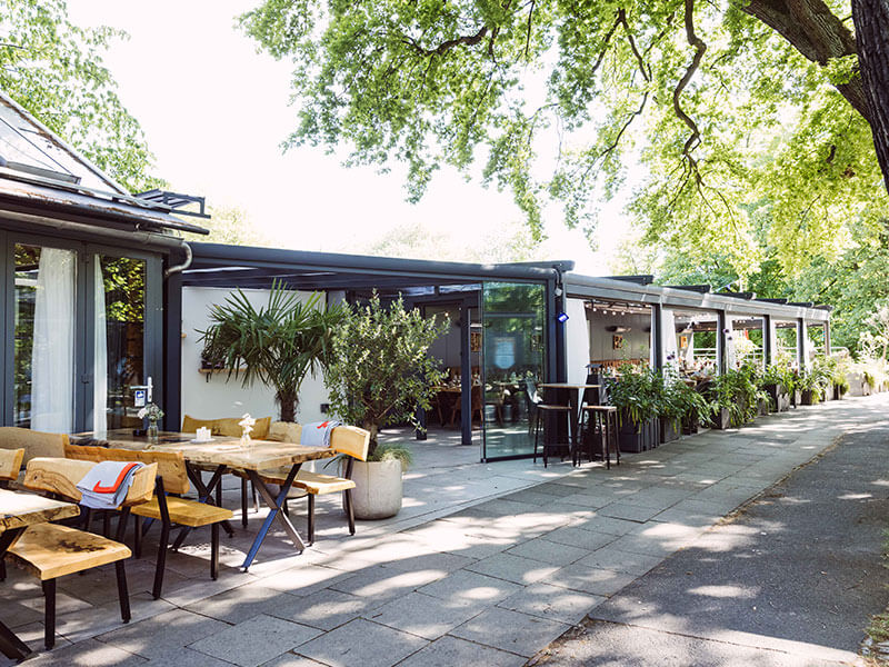 Terrassenansicht der Eppendorfer Insel nahe Winterhude in Hamburg, elegante Hochzeitslocation mit Blick ins Grüne für exklusive Hochzeitsplanung von Sophia von Aspern in Hamburg, Bremen, Hannover und Niedersachsen.