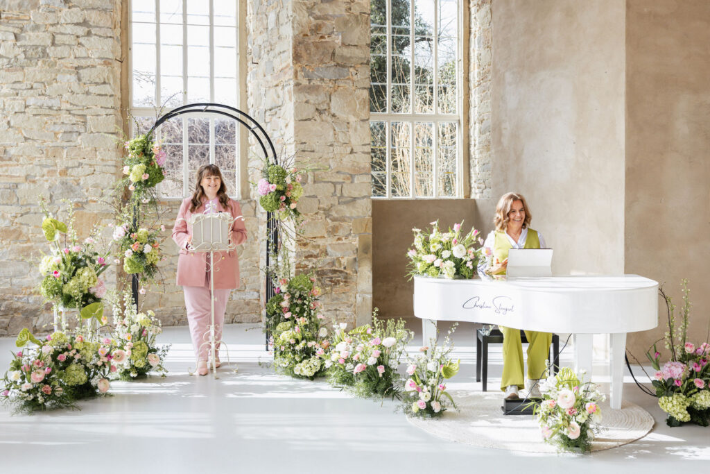 Stilvolles Trauungssetup in der Hochzeitslocation Orangerie Ostenwalde bei Melle mit freier Trauung, geplant von Hochzeitsplanerin Sophia von Aspern, umgesetzt durch von Aspern Weddings Hochzeitsplanung in Hamburg, Bremen, Hannover und Niedersachsen gemeinsam mit Traurednerin Angelina von Angelinas Wunderworte.