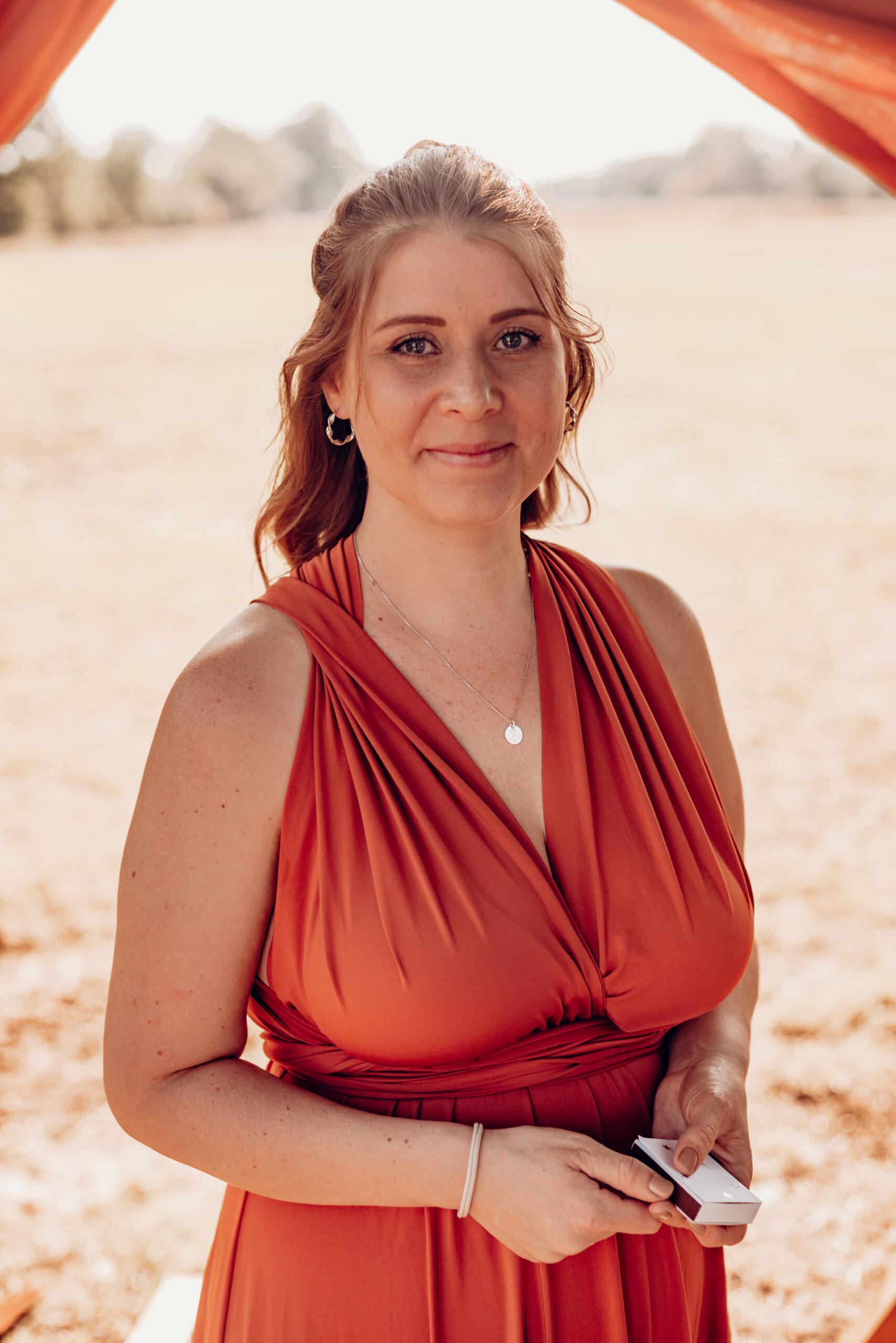 Trauzeugin Janina bedankt sich während der Hochzeit von Kim und Kai persönlich bei Hochzeitsplanerin Sophia von Aspern für die Begleitung als Zeremonienmeisterin. Emotionale Momente und professionelle Hochzeitsplanung von von Aspern Weddings für exklusive Hochzeiten in Hamburg, Bremen, Hannover und Niedersachsen.