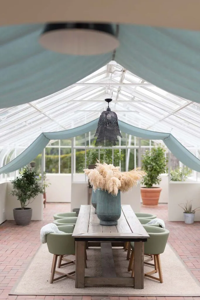 Stilvolle Ansicht eines Getting Ready Zimmers im Weissenhaus als exklusive Hochzeitslocation nahe der Ostsee, perfekt für elegante Hochzeitsplanung in Hamburg, Bremen, Hannover und Niedersachsen von Aspern Weddings Sophia von Aspern.