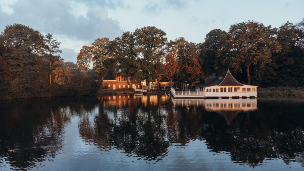 Bokel Mühle am See als Hochzeitslocation nahe Hamburg mit stilvollem Seepavillon direkt am Wasser, moderne Architektur trifft auf natürliche Kulisse für exklusive Hochzeiten mit besonderem Ambiente, ideal für elegante Feiern mit Blick ins Grüne, Hochzeitsplanung in Niedersachsen sowie Hamburg, Bremen und Hannover mit durchdachten Konzepten und hochwertigen Details von Aspern Weddings