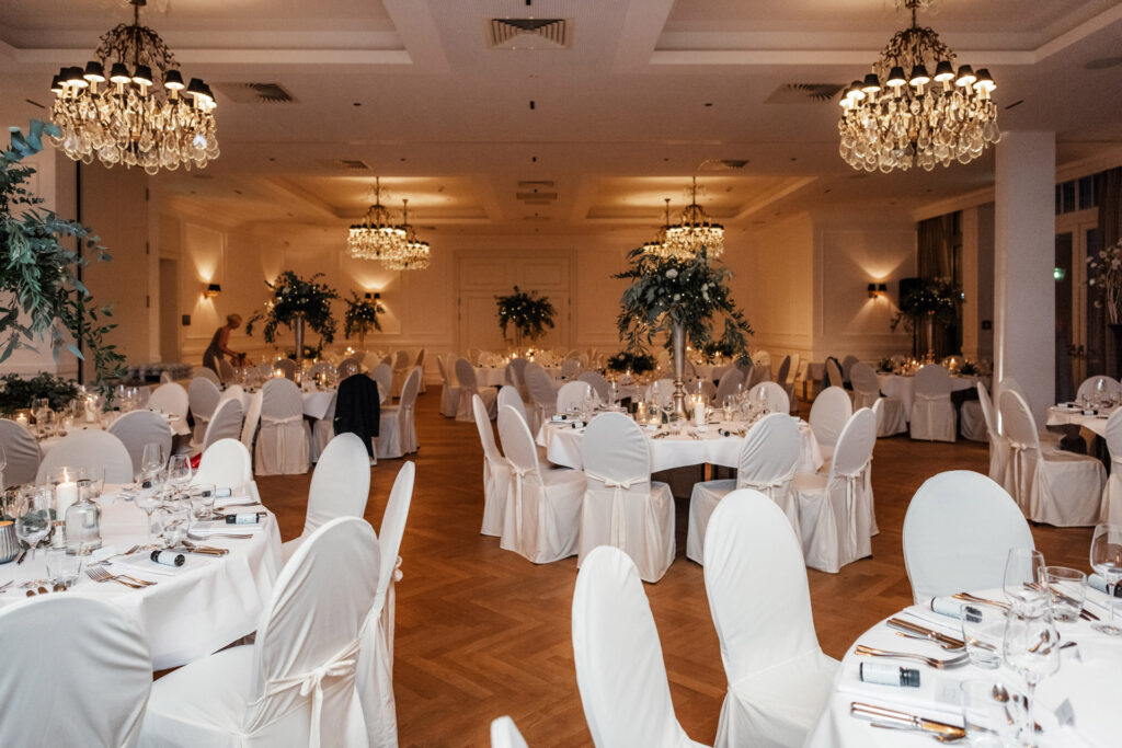 Hotel Gut Altona als Hochzeitslocation nahe Bremen und Hamburg mit stilvollem Festsaal für ein exklusives Hochzeitswochenende, ländliche Idylle trifft auf elegante Atmosphäre und vielseitige Möglichkeiten für Trauung und Feier, ideal für mehrtägige Hochzeiten mit euren Gästen, Hochzeitsplanung in Niedersachsen sowie Hamburg, Bremen und Hannover mit durchdachten Konzepten und hochwertigen Details von Aspern Weddings