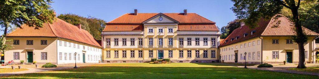 Gut Emkendorf als exklusive Hochzeitslocation nahe Hamburg, perfekt für ein stilvolles Wedding Weekend mit weitläufigem Gutsgelände, historischer Architektur und eleganter Atmosphäre, ideal für mehrtägige Feiern mit euren Gästen, Hochzeitsplanung in Niedersachsen sowie Hamburg, Bremen und Hannover mit durchdachten Konzepten und hochwertigen Hochzeiten von Aspern Weddings