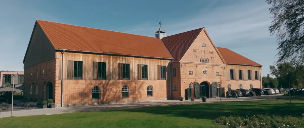 Stilvoll gedeckte und dekorierte Tische in der Bibliothek der Villa Mignon in Hamburg als exklusive Hochzeitslocation für ein Tiny Wedding mit bis zu 25 Gästen, elegantes Ambiente mit historischen Details, Hochzeitsplanung in Hamburg, Bremen, Hannover und Niedersachsen, von Aspern Weddings, Sophia von Aspern