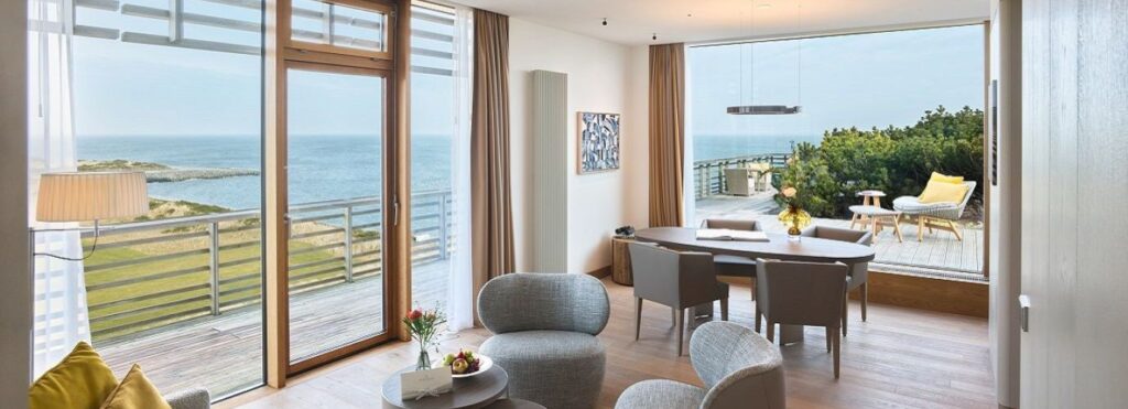 Exklusive Hochzeitslocation im Hotel Budersand auf Sylt für ein stilvolles Tiny Wedding mit Blick auf die Dünen und das Meer, modernes Ambiente kombiniert mit nordischem Charme, Hochzeitsplanung in Hamburg, Bremen, Hannover und Niedersachsen, von Aspern Weddings, Sophia von Aspern