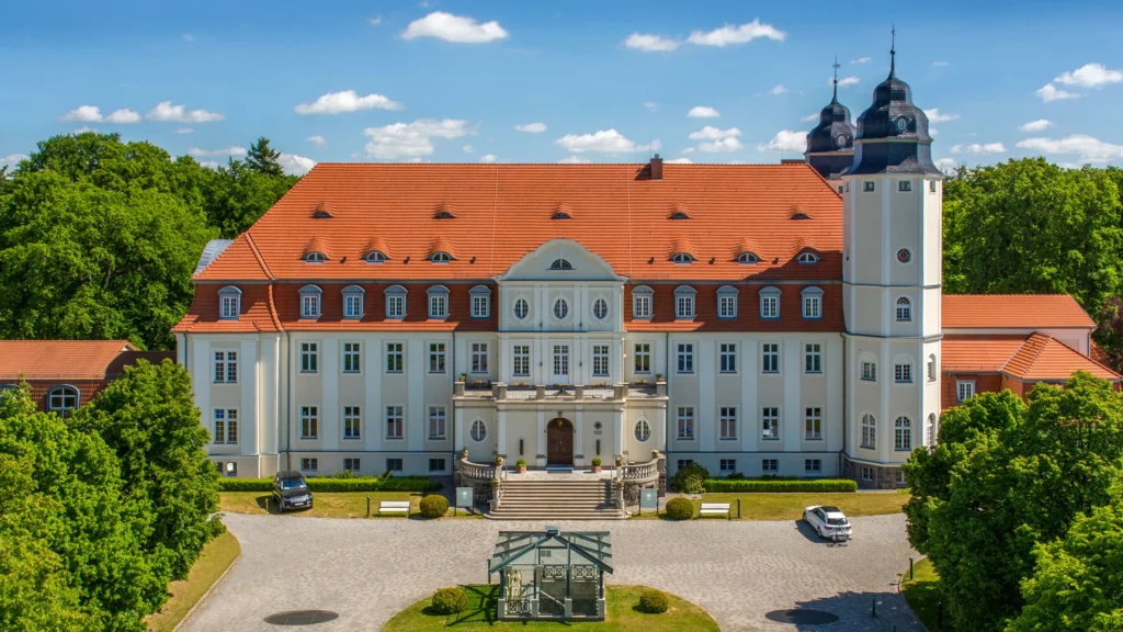 Schloss Fleesensee als exklusive Hochzeitslocation für ein Wedding Weekend nahe Hamburg mit weitläufiger Anlage, eleganter Architektur und vielseitigen Erlebnisangeboten wie Spa, Golf und Outdoor-Aktivitäten, stilvolle Atmosphäre für mehrtägige Hochzeitsfeiern mit hochwertigem Konzept und durchdachter Hochzeitsplanung in Niedersachsen sowie Inspirationen aus Hamburg, Bremen und Hannover mit von Aspern Weddings