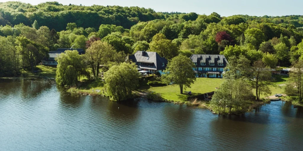 Seehotel Töpferhaus nahe Hamburg als exklusive Hochzeitslocation für ein Hochzeitswochenende, idyllisch am See gelegen mit moderner Architektur und ruhiger Naturkulisse, ideal für mehrtägige Feiern ganz privat mit euren Gästen, stilvolle Kombination aus Entspannung und hochwertiger Feier, Hochzeitsplanung in Niedersachsen sowie Hamburg, Bremen und Hannover mit durchdachten Konzepten und eleganten Hochzeiten von Aspern Weddings