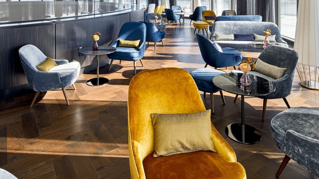 Eleganter Private Dining Bereich im The Fontenay Hamburg als exklusive Hochzeitslocation für Tiny Weddings mit stilvoll gedecktem Tisch und modernem Design, Hochzeitsplanung in Hamburg, Bremen, Hannover und Niedersachsen, von Aspern Weddings, Sophia von Aspern